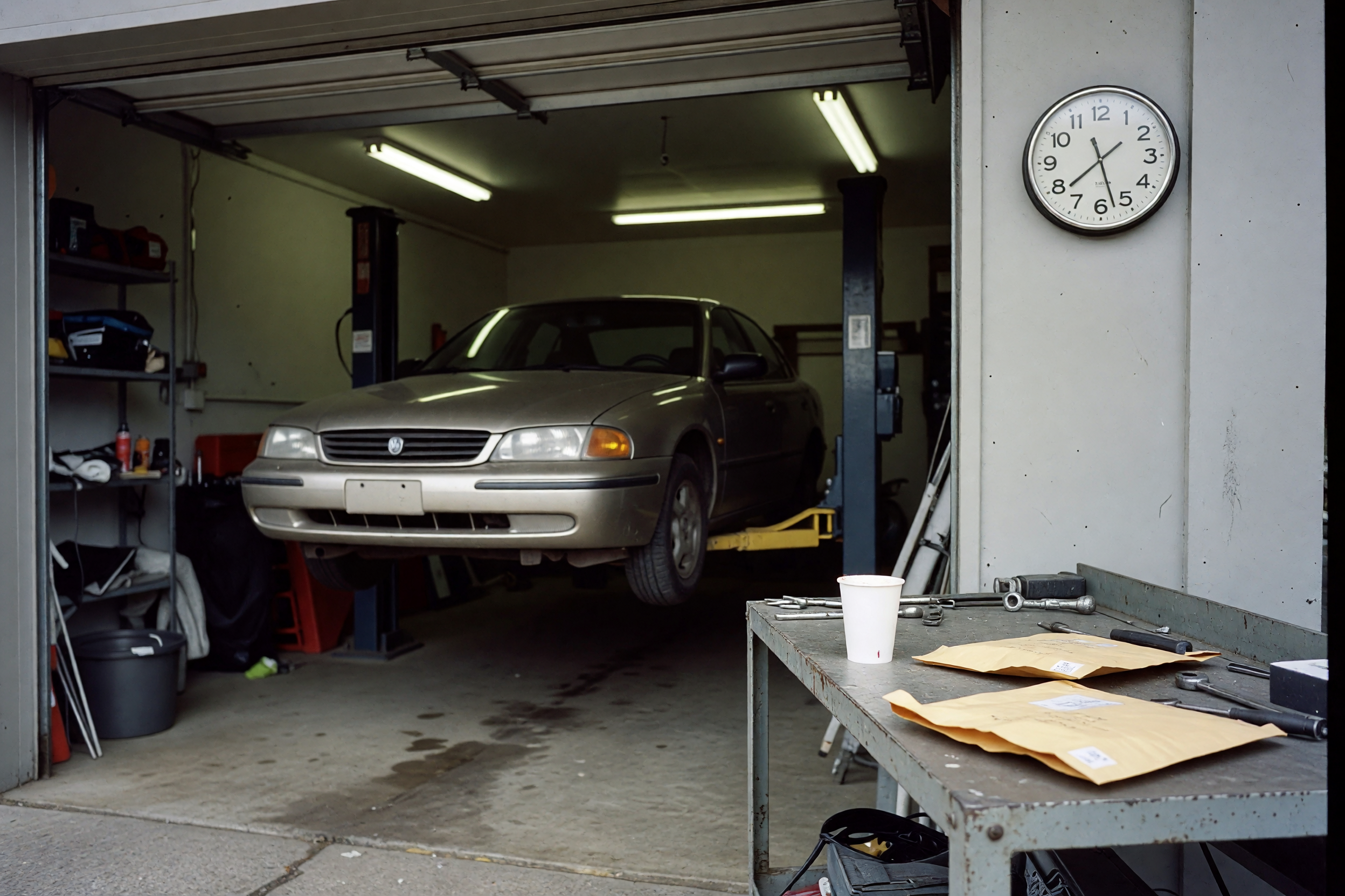 shop clock showing 13:10 while the car waits